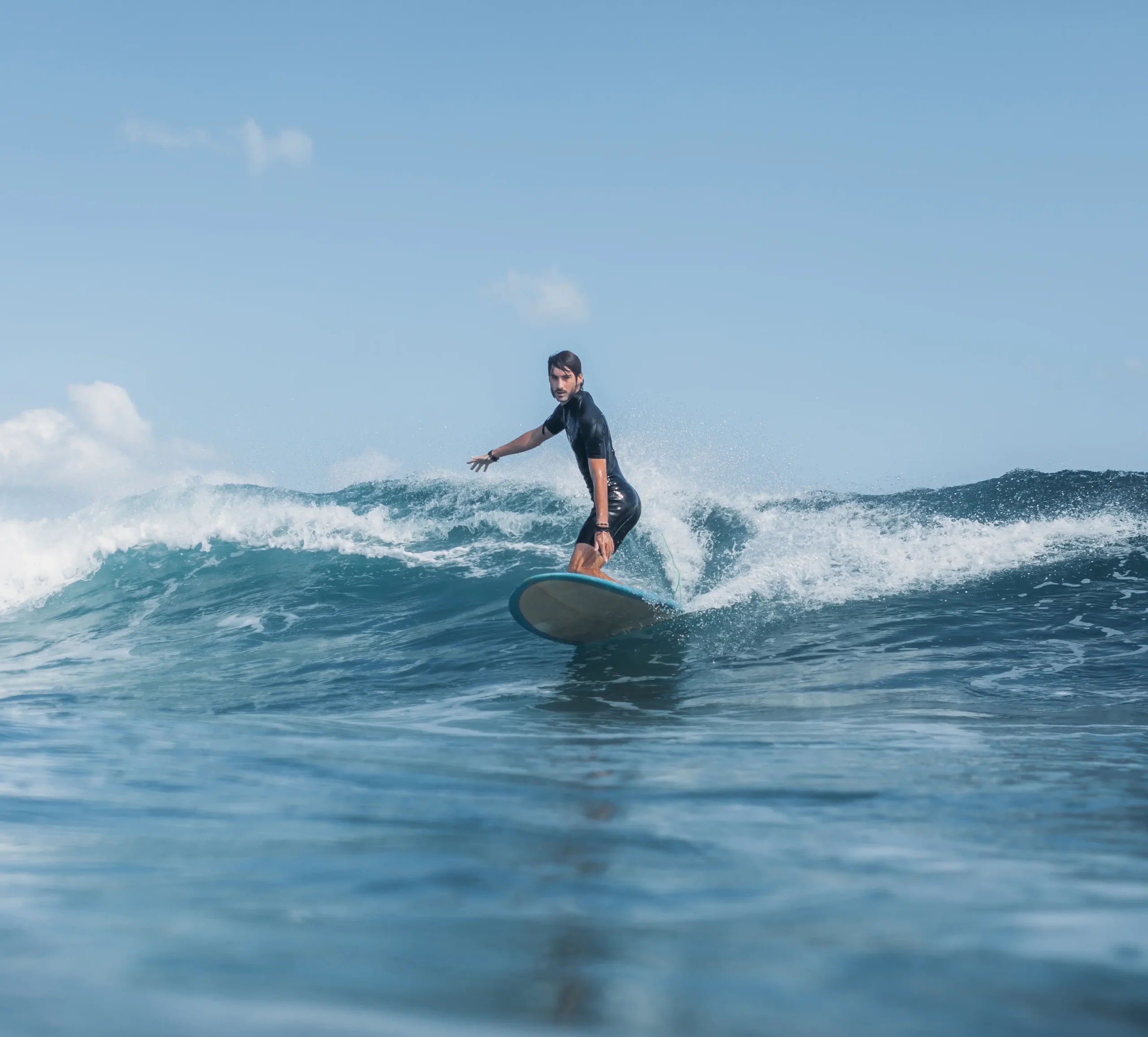 Hombre surfeando una ola pequeña