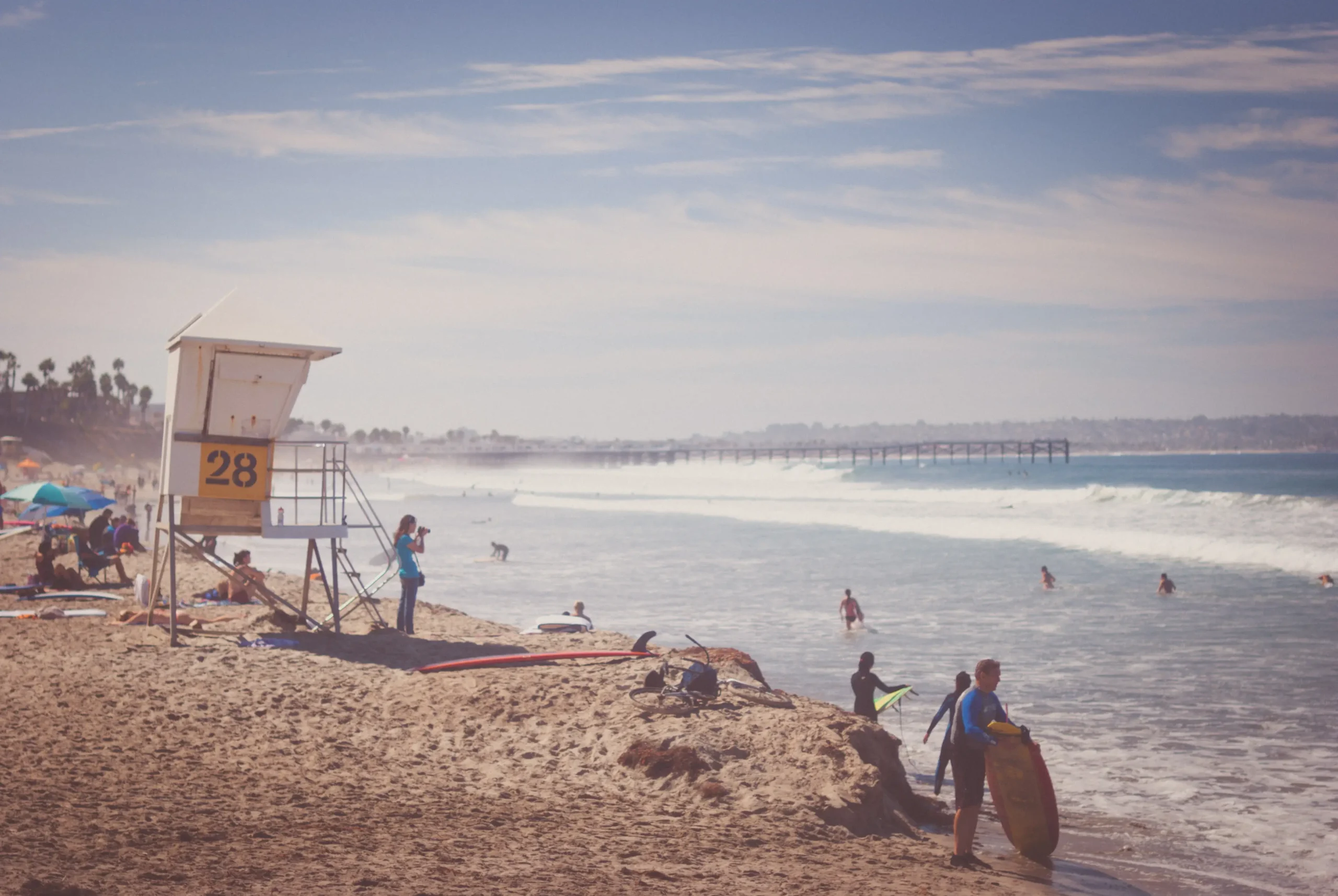 Una playa en California, llena de surfistas